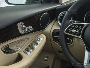 dieu-khien-cua-lai-noi-that-Mercedes-Benz-GLC-200-2020_mercedeshanoi-com-vn